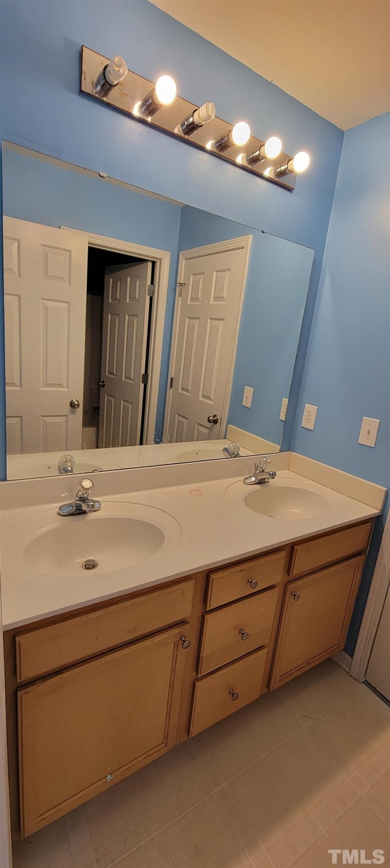 Photo 13 of 15 - 3120 Rendezvous Dr, Raleigh, NC 27610