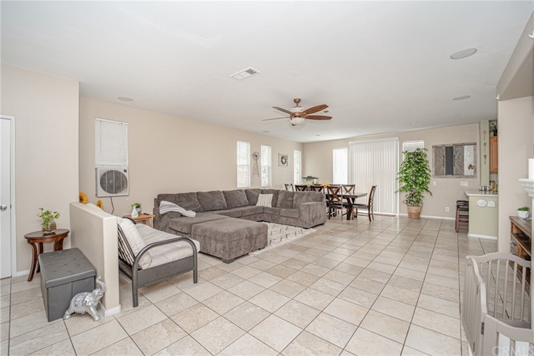 Photo 12 of 36 - 3982 Barbury Palms Way, Perris, CA 92571