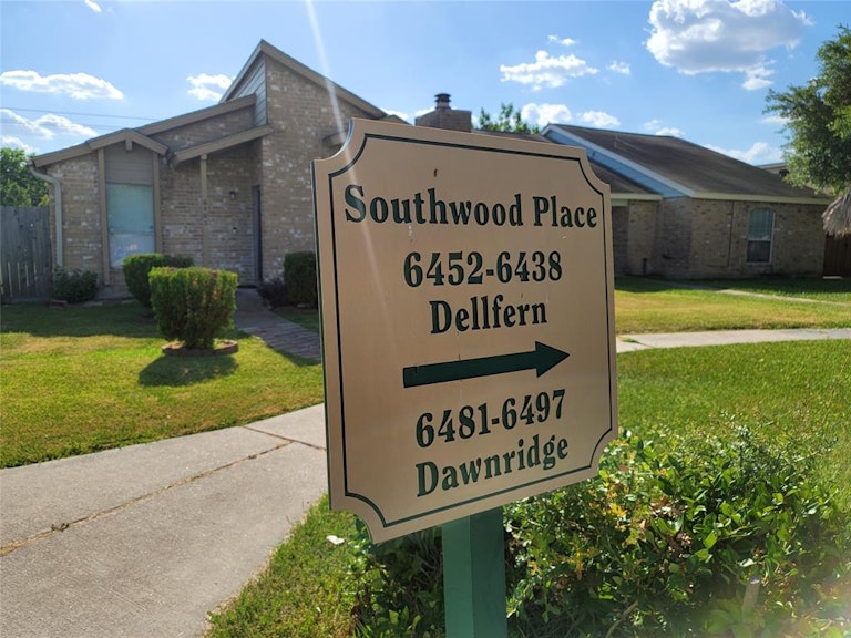 Photo 2 of 38 - 6450 Dellfern Dr, Houston, TX 77035