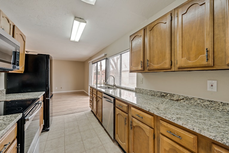 Photo 9 of 26 - 2114 Montana Trl, Grand Prairie, TX 75052