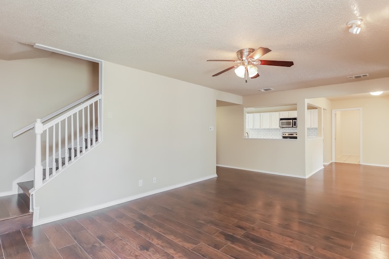 Photo 8 of 27 - 4707 Pebble Gln, San Antonio, TX 78217