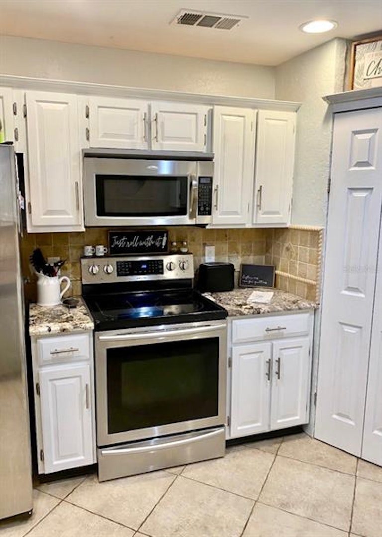 Photo 15 of 23 - 805 E Lansdowne Ave, Orange City, FL 32763