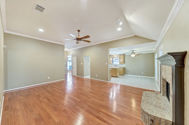 Photo 13 of 28 - 2225 Park Hurst Dr, Arlington, TX 76001
