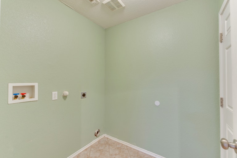 Photo 15 of 28 - 5717 Magnum Dr, Arlington, TX 76018