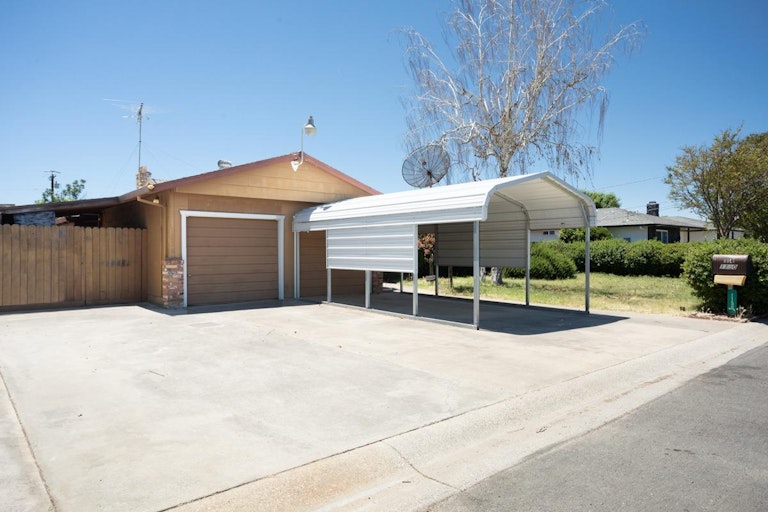 Photo 3 of 56 - 1150 Nickel Ln, Yuba City, CA 95991