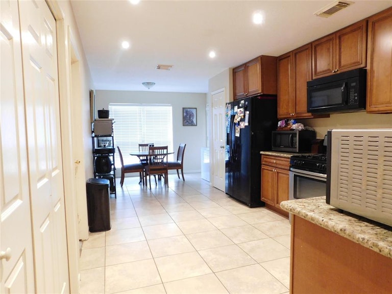 Photo 2 of 25 - 3910 Spring Meadow Dr, Pearland, TX 77584