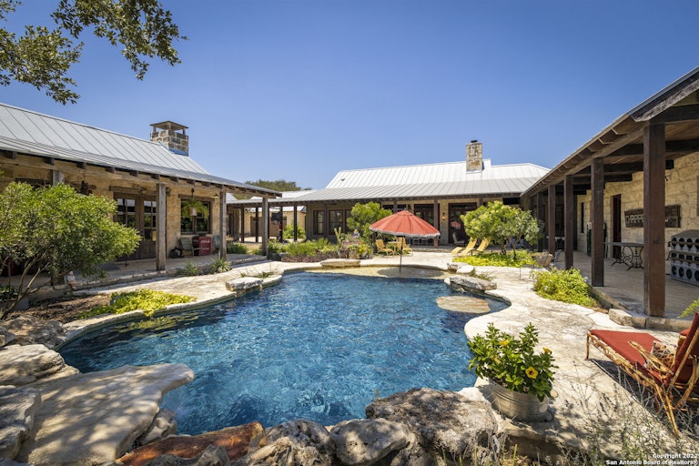 Photo 14 of 42 - 4544 Natures Way, New Braunfels, TX 78132