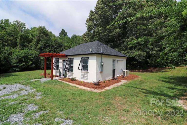 Photo 2 of 16 - 1007 Rainbow Dr, Kannapolis, NC 28081