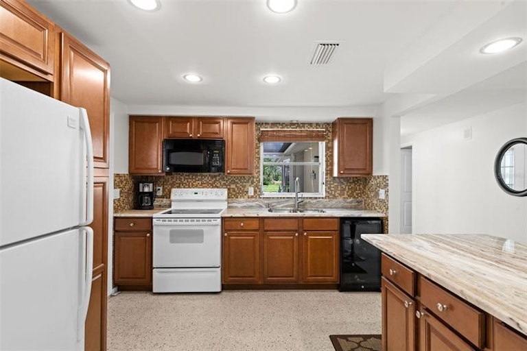 Photo 10 of 41 - 2331 Terry Ln, Sarasota, FL 34231