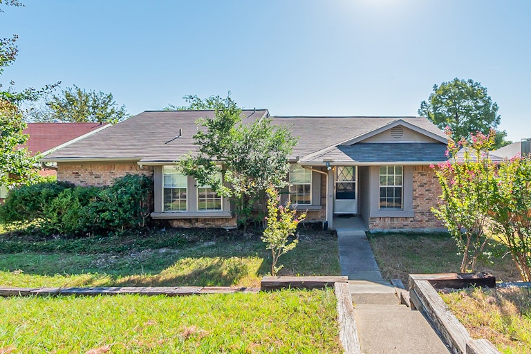 Photo 1 of 22 - 2506 High Hollow Dr, Garland, TX 75041