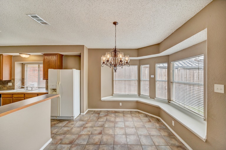 Photo 9 of 33 - 5532 Monthaven Dr, Fort Worth, TX 76137