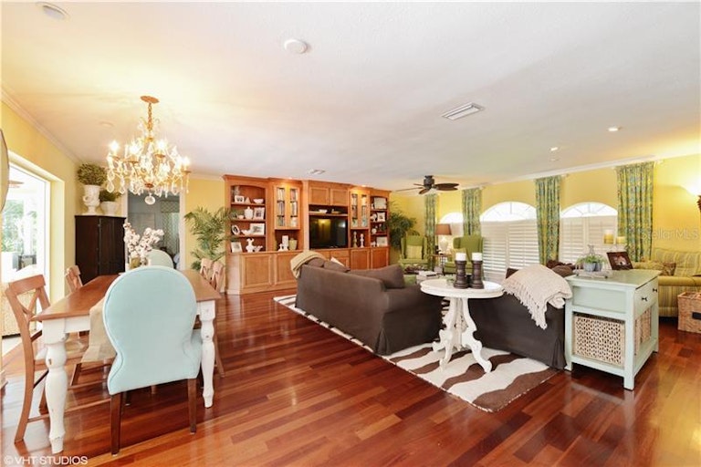 Photo 4 of 16 - 6332 Tanglewood Dr NE, Saint Petersburg, FL 33702