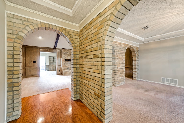 Photo 2 of 31 - 2905 Knollwood Dr, Plano, TX 75075