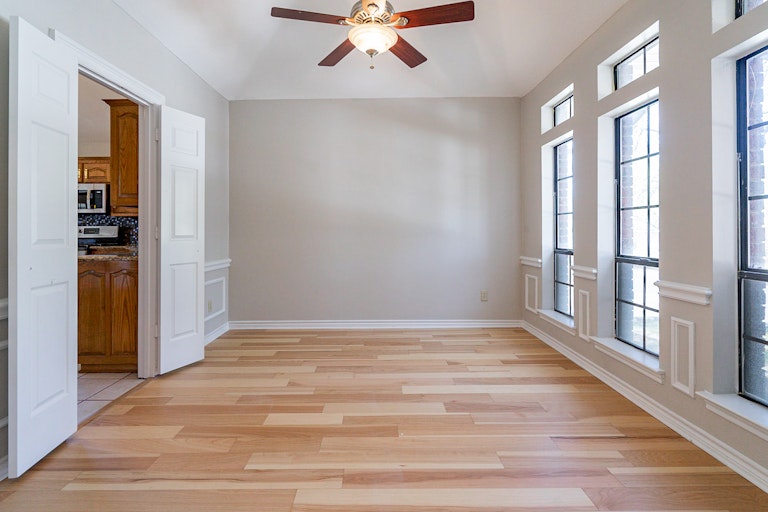 Photo 16 of 36 - 1721 Knob Hill Dr, Garland, TX 75043