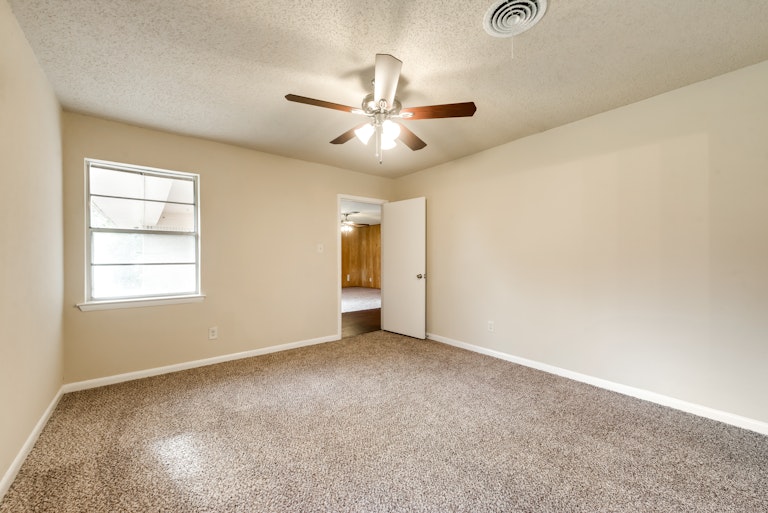 Photo 6 of 24 - 5729 Wedgmont Cir N, Fort Worth, TX 76133
