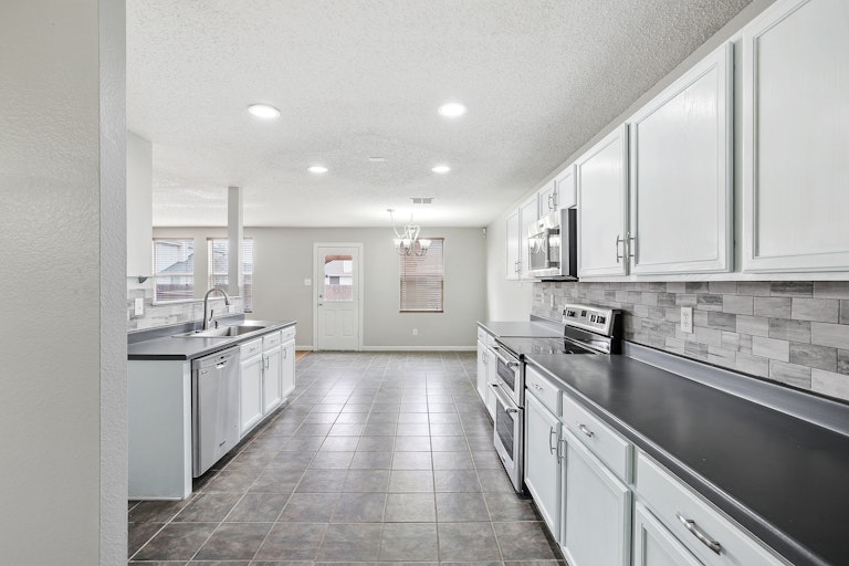 Photo 5 of 32 - 1300 Anna Lea Ln, Burleson, TX 76028