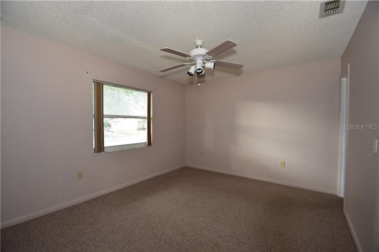Photo 5 of 16 - 207 Lily Pad Ln, Eustis, FL 32726