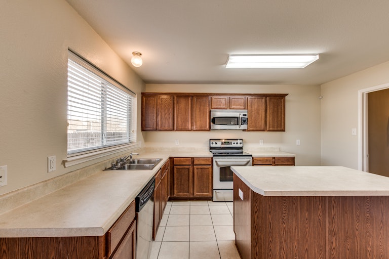 Photo 9 of 37 - 414 Hackberry Dr, Fate, TX 75087