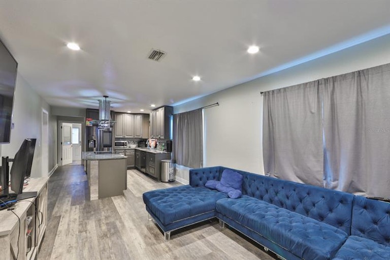 Photo 4 of 25 - 1138 Belleair Rd, Clearwater, FL 33756