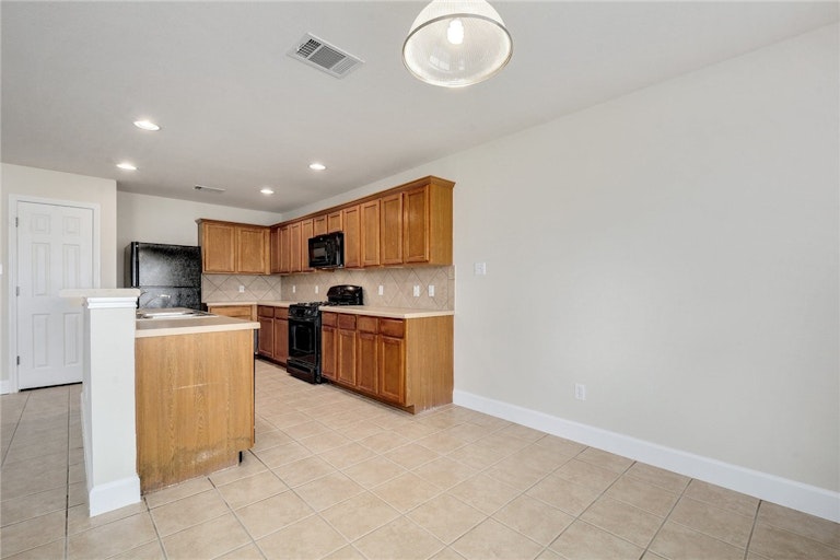 Photo 5 of 40 - 495 Sandstone Trl, Buda, TX 78610