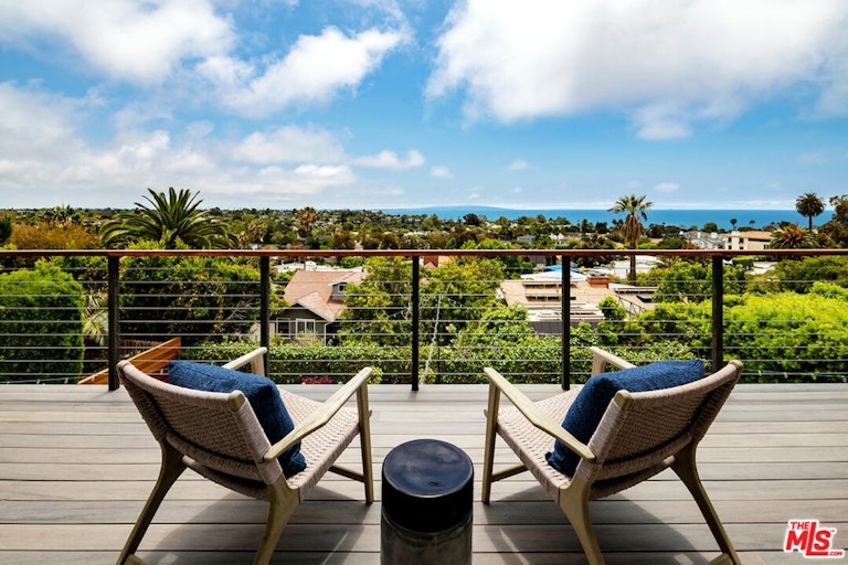 Photo 39 of 54 - 16656 Linda Ter, Pacific Palisades, CA 90272