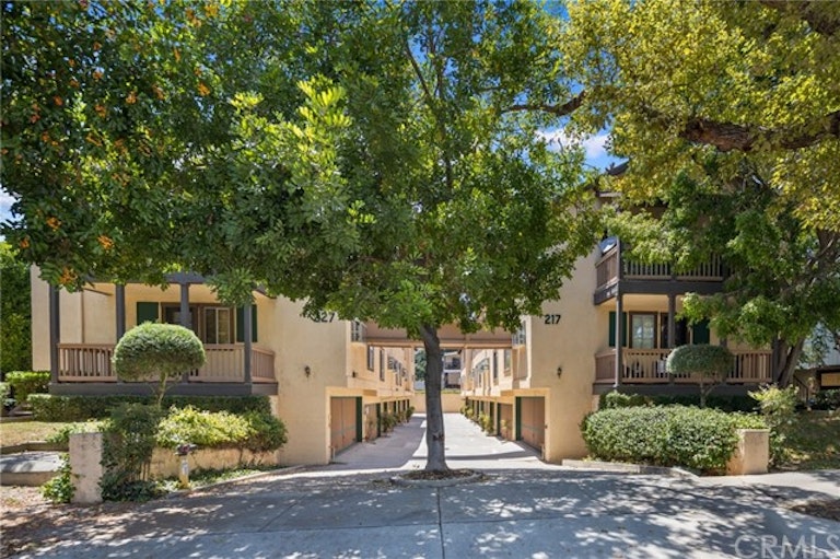 Photo 3 of 29 - 217 S Catalina Ave #8, Pasadena, CA 91106