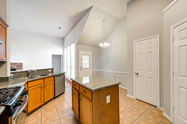 Photo 8 of 28 - 2705 Granite Ave, Sachse, TX 75048