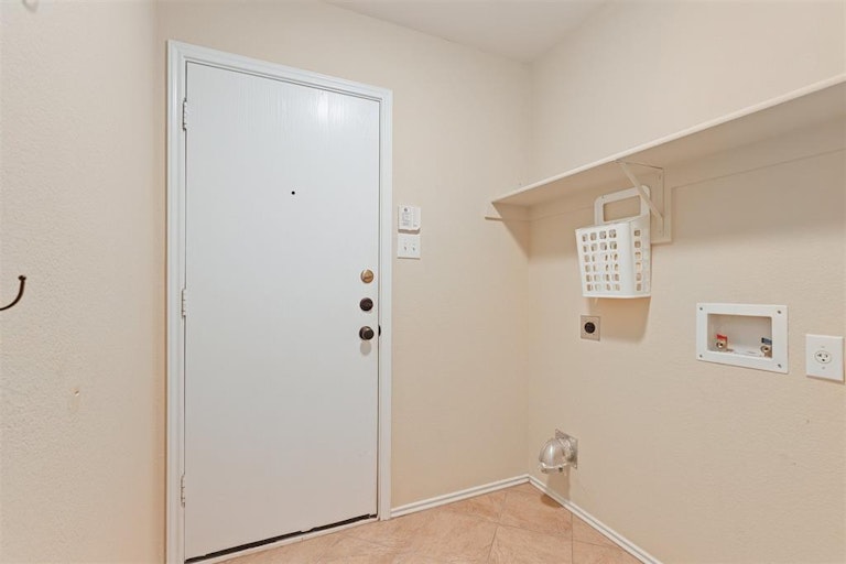 Photo 21 of 25 - 10121 Sourwood Dr, Fort Worth, TX 76244