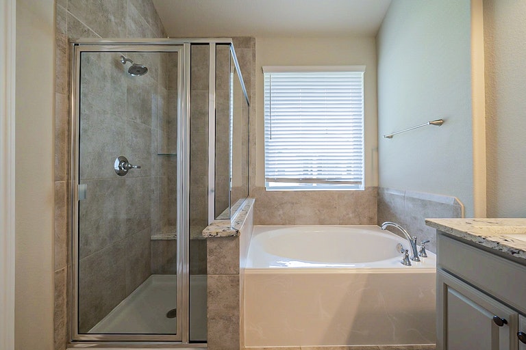 Photo 6 of 32 - 12426 Alora Bluff Trl, Humble, TX 77346