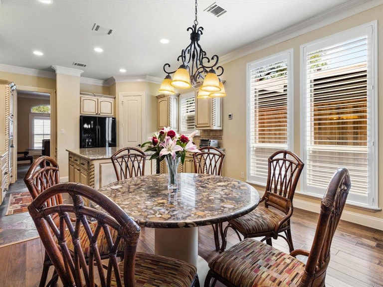 Photo 9 of 31 - 5421 Pershing Ave, Fort Worth, TX 76107