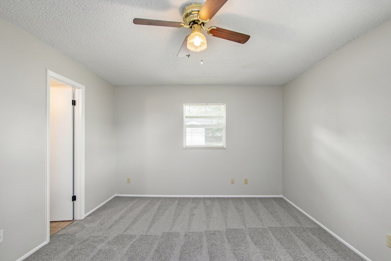 Photo 6 of 17 - 37223 Temple Ave, Zephyrhills, FL 33541