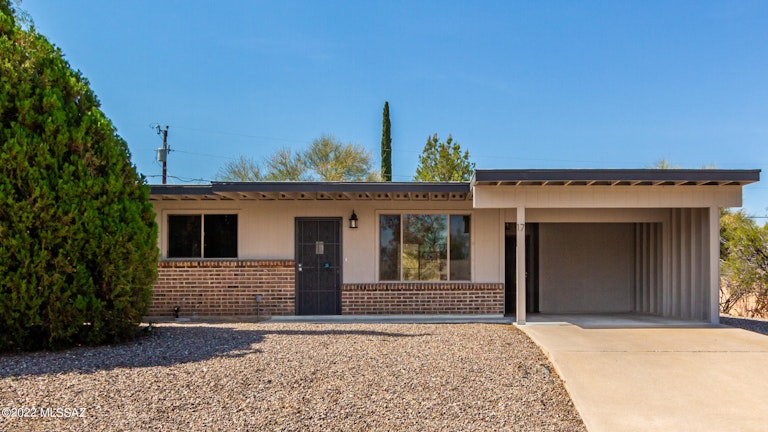 Photo 1 of 30 - 17 W Andrew Potter St, Corona De Tucson, AZ 85641