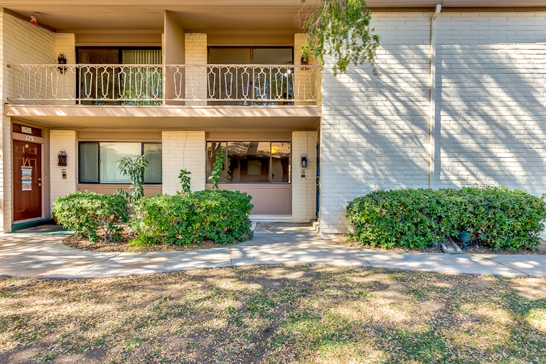 Photo 1 of 32 - 1550 N Stapley Dr #27, Mesa, AZ 85203