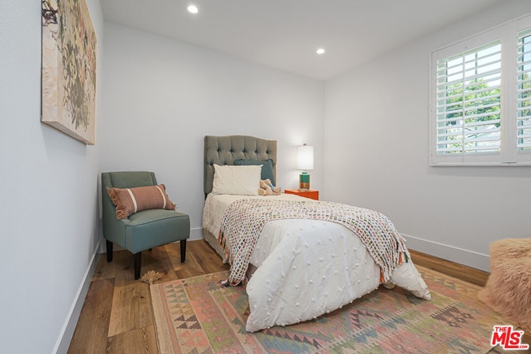 Photo 18 of 32 - 22647 Burbank Blvd, Woodland Hills, CA 91367