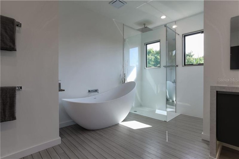 Photo 19 of 25 - 1914 Arrowhead Dr NE, Saint Petersburg, FL 33703