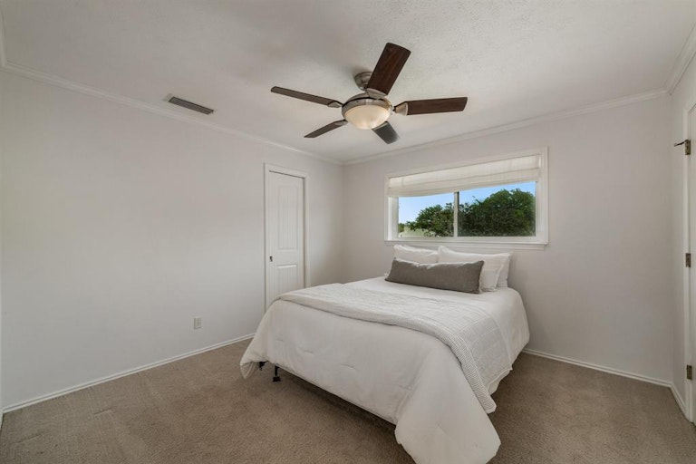 Photo 25 of 31 - 403 S Grove Rd, Richardson, TX 75081