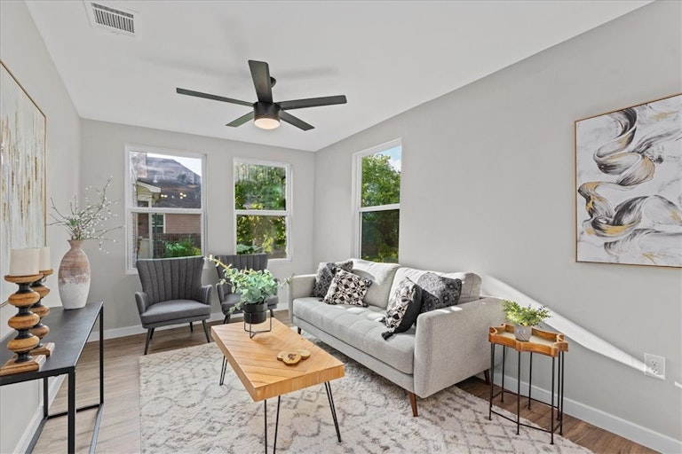 Photo 11 of 34 - 613 W 7th St, Taylor, TX 76574