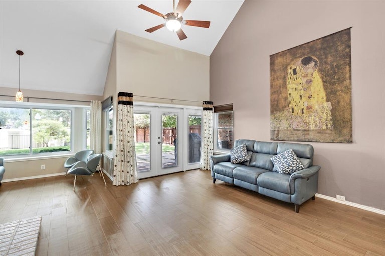 Photo 5 of 25 - 9001 Cumberland Dr, Irving, TX 75063