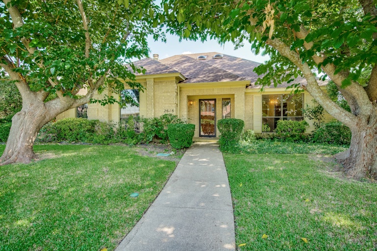 Photo 4 of 27 - 2618 Meadowridge Dr, Garland, TX 75044