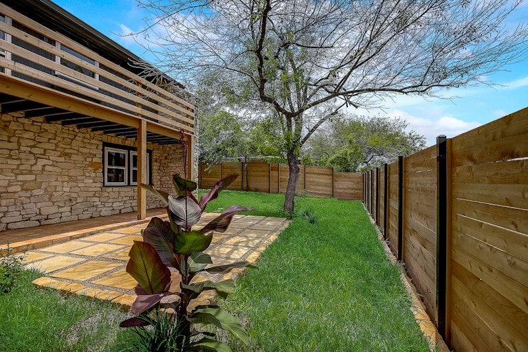 Photo 13 of 50 - 8103 Shiloh Ct, Austin, TX 78745
