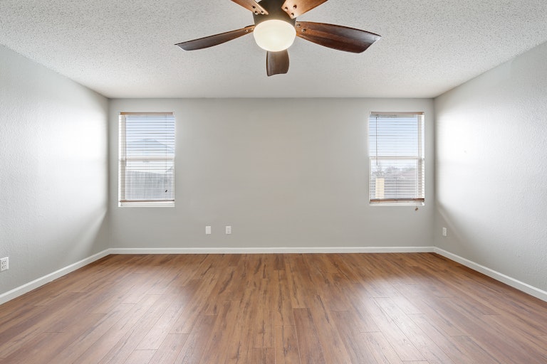 Photo 19 of 32 - 1300 Anna Lea Ln, Burleson, TX 76028