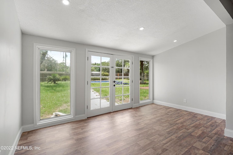 Photo 9 of 27 - 852 Maplewood Ln, Orange Park, FL 32065
