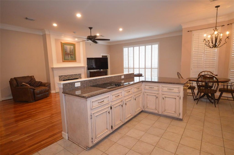 Photo 17 of 44 - 5003 Kingsland Ct, Sugar Land, TX 77479