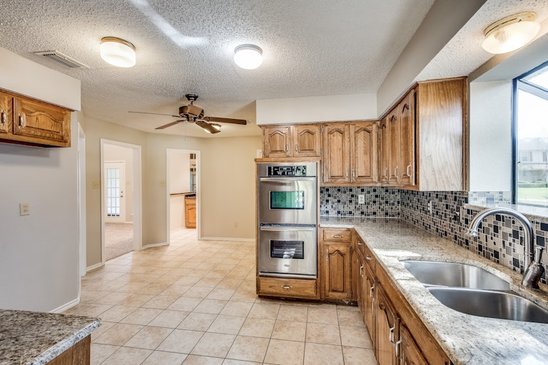 Photo 3 of 27 - 2618 Meadowridge Dr, Garland, TX 75044