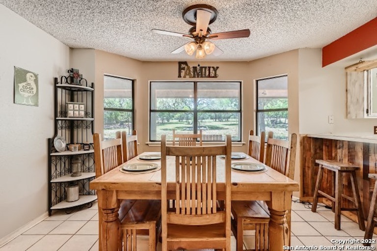 Photo 14 of 38 - 1122 Crescent Hill Dr, San Antonio, TX 78253