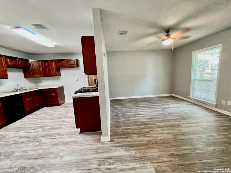 Photo 7 of 23 - 3946 Southport Dr, San Antonio, TX 78223