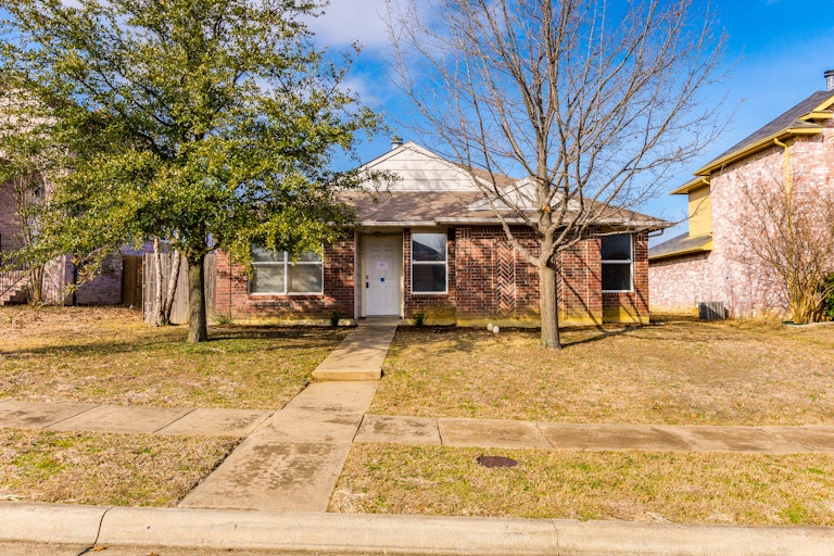 Photo 6 of 21 - 12647 Bluffview Dr, Balch Springs, TX 75180