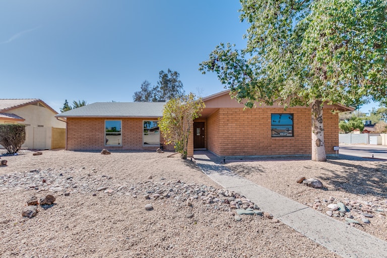 Photo 1 of 31 - 5245 W Christy Dr, Glendale, AZ 85304