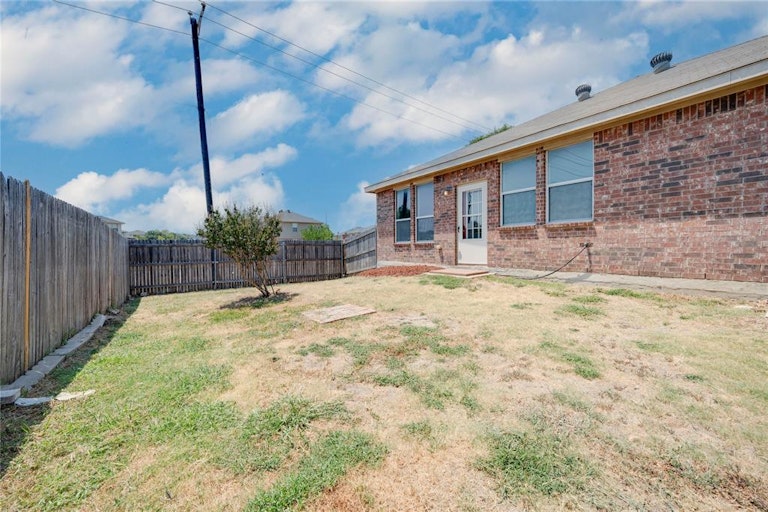 Photo 25 of 25 - 9873 Sparrow Hawk Ln, Fort Worth, TX 76108