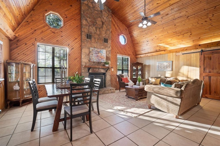 Photo 4 of 38 - 413 Silver Ln, Azle, TX 76020